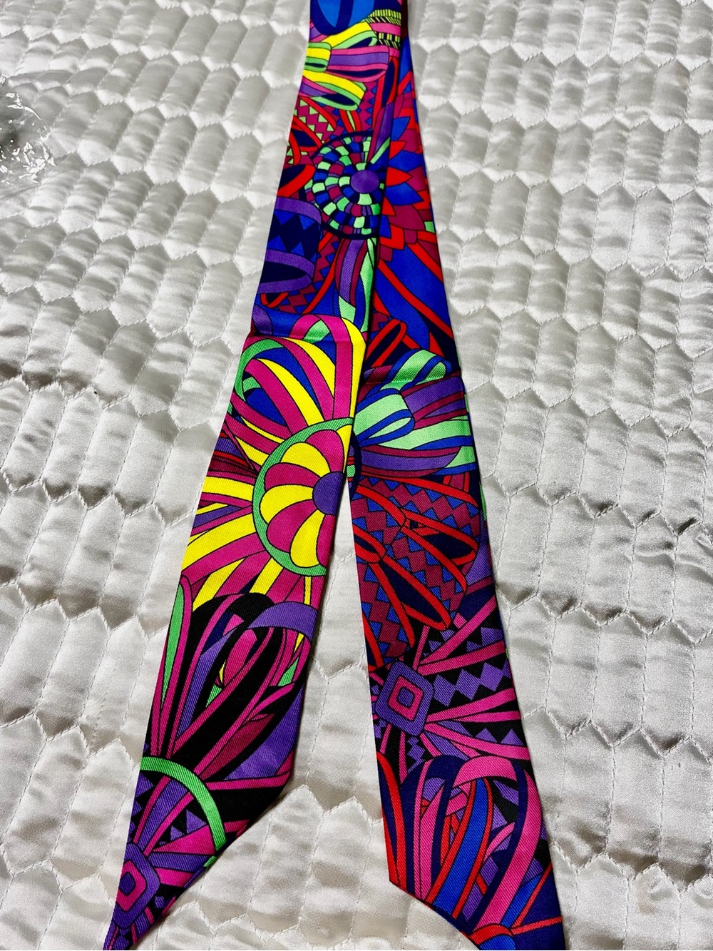 Le Jardin de la Maharani Twilly features vibrant multicolor geometri